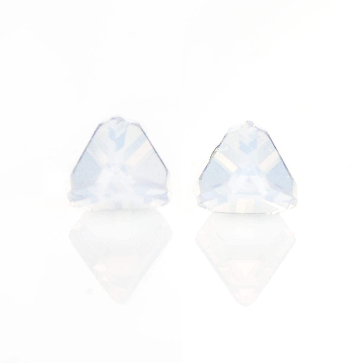 Кристални обици винт Пирамида 6мм white opal